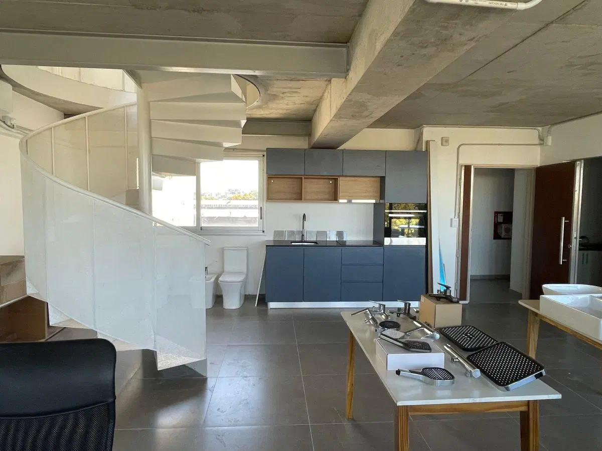VENTA - GRAN OFICINA COMERCIAL planta abierta duplex con balcon terraza. Villa Crespo 2