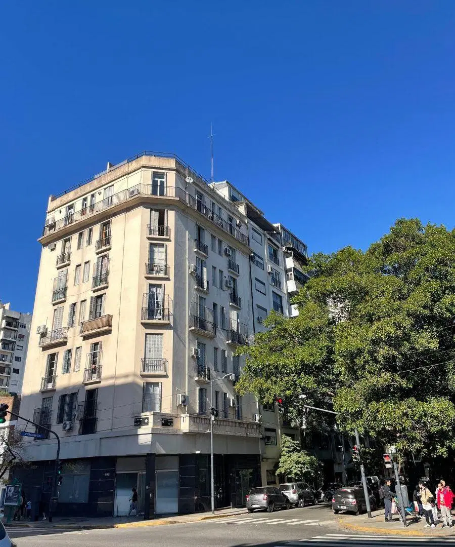 VENTA - Muy lindo depto. reciclado en edificio historico, frente a dos plazas, soleado orient. NORTE 3