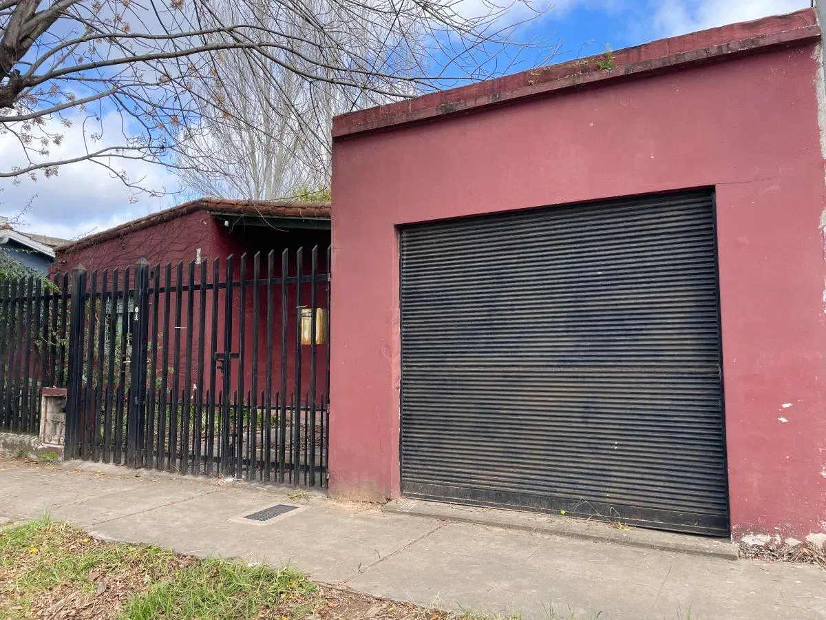 Oportunidad! Casa para reciclar de 3 ambientes garage cubierto y con un jardín divino. 3