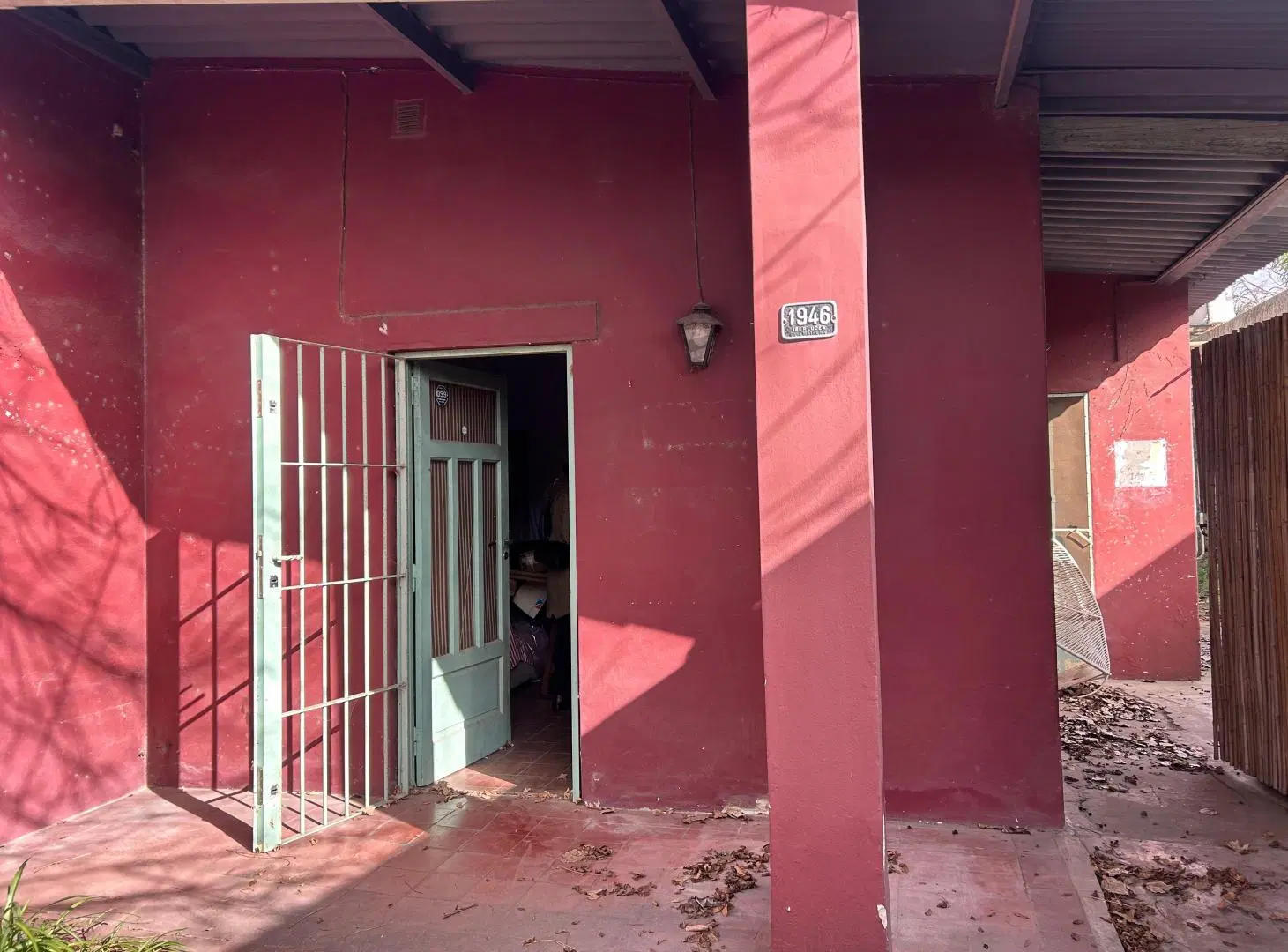Oportunidad! Casa para reciclar de 3 ambientes garage cubierto y con un jardín divino. 4
