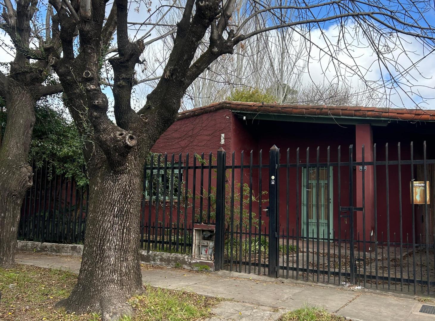 Oportunidad! Casa para reciclar de 3 ambientes garage cubierto y con un jardín divino.