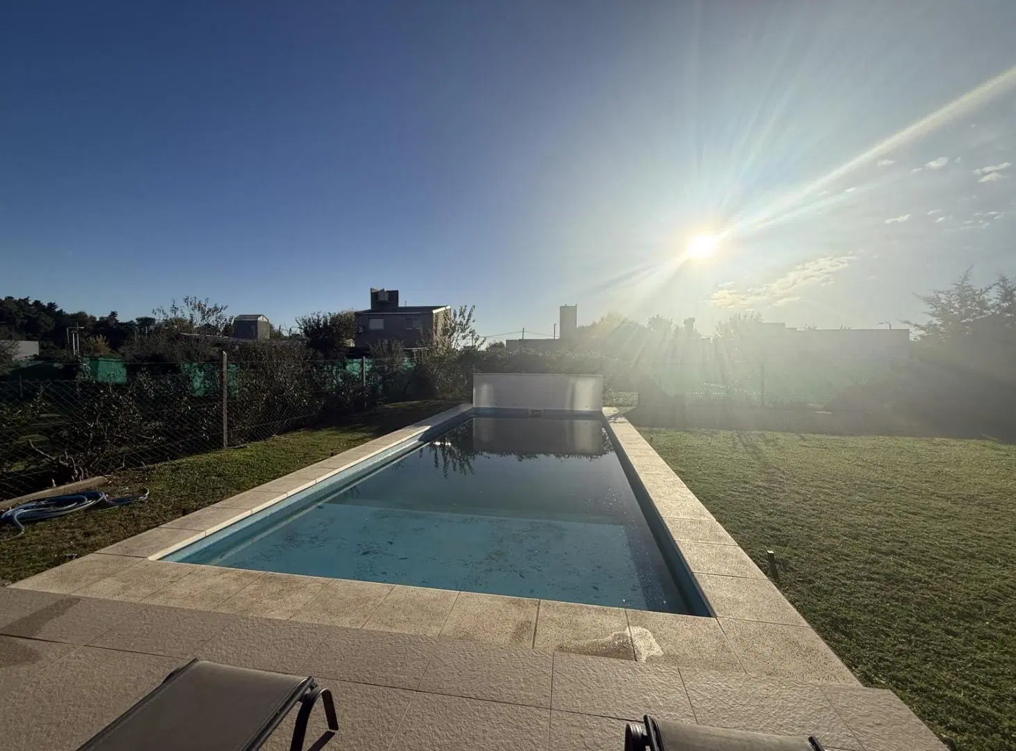CASA DE 3 DORMITORIOS, DOS COCHERAS, JARDÍN Y PILETA 2