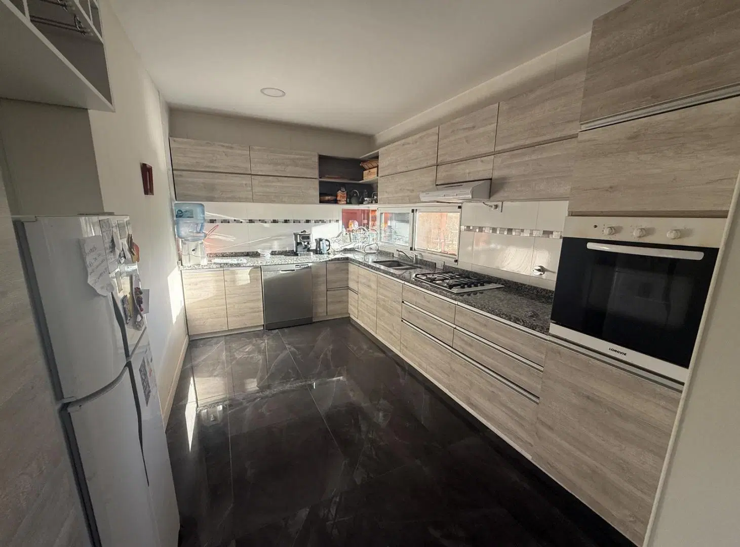 CASA DE 3 DORMITORIOS, DOS COCHERAS, JARDÍN Y PILETA 4