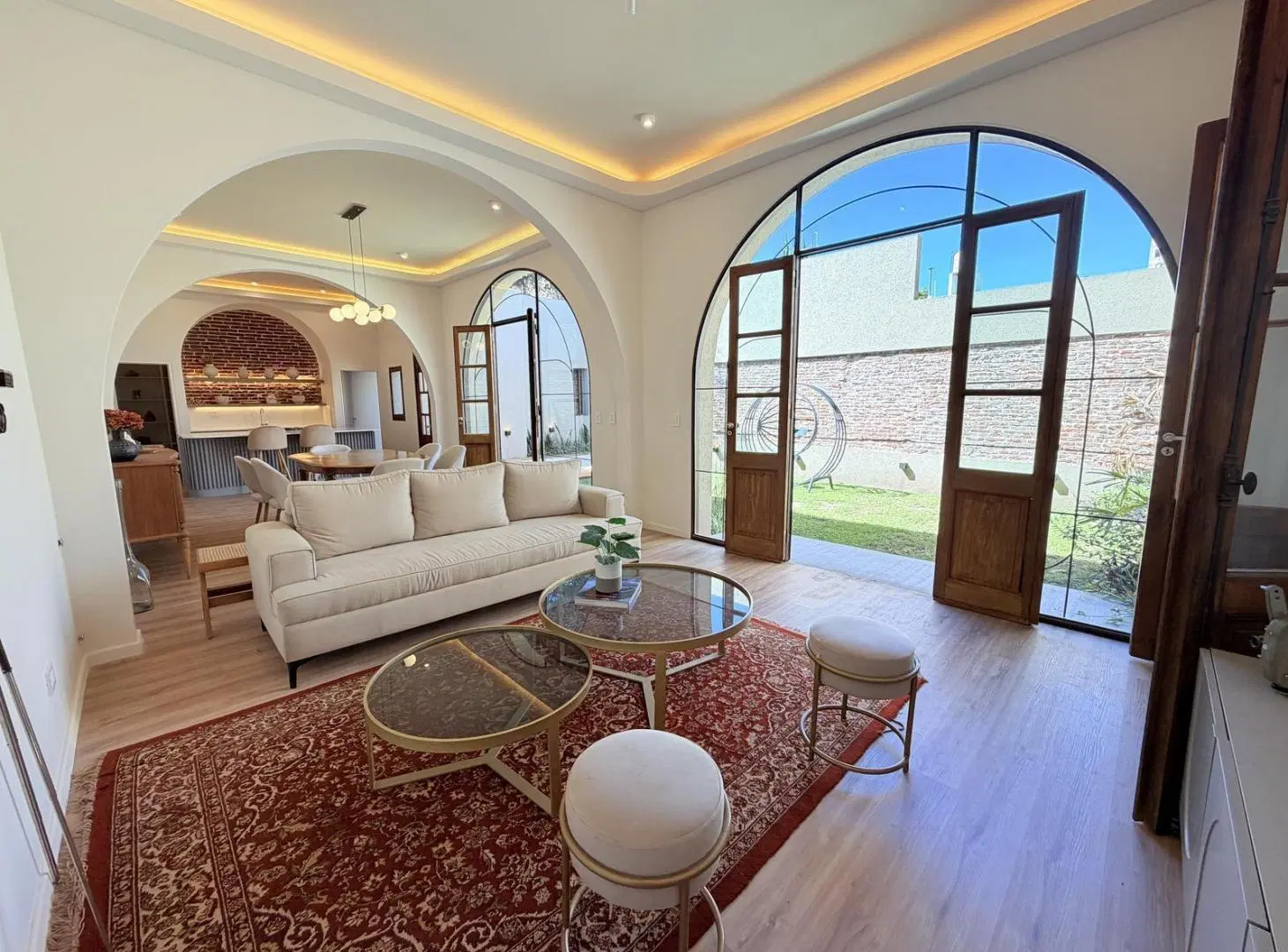 Casa reciclada de 4 dormitorios, cochera y jardín en Lourdes 5