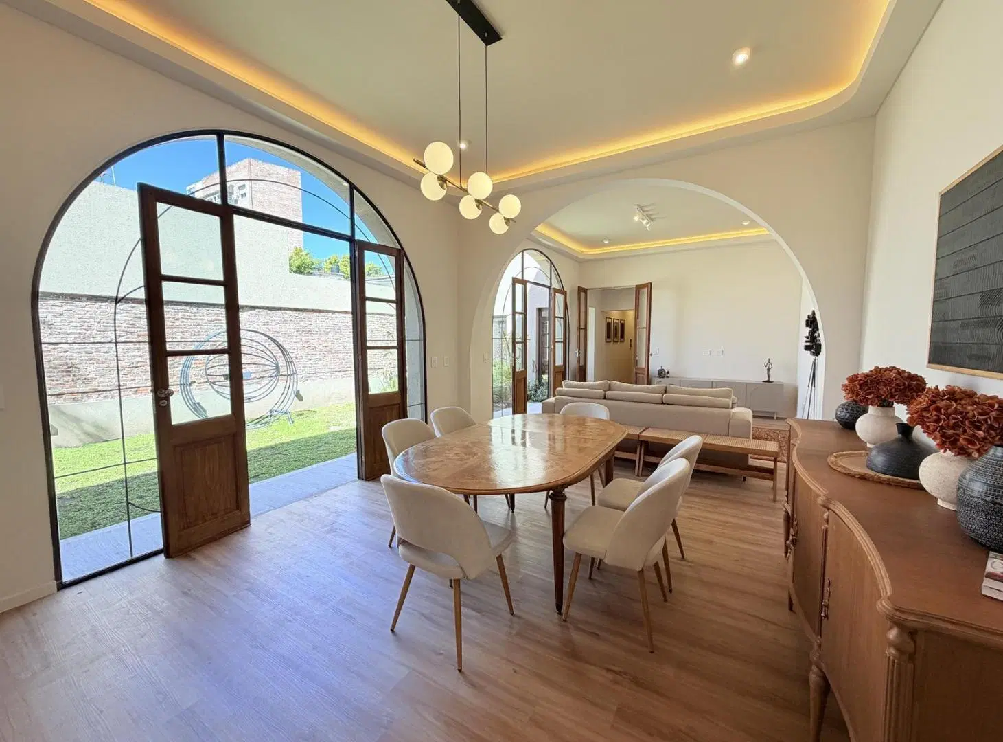 Casa reciclada de 4 dormitorios, cochera y jardín en Lourdes 8