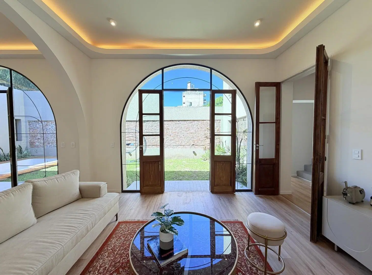 Casa reciclada de 4 dormitorios, cochera y jardín en Lourdes 2