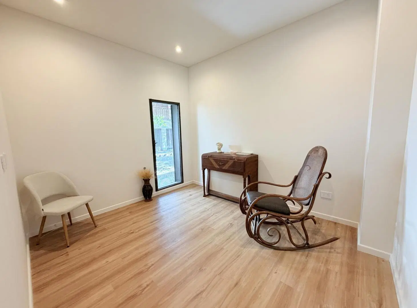 Casa reciclada de 4 dormitorios, cochera y jardín en Lourdes 3