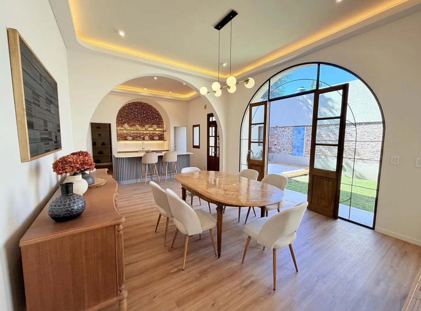 Casa reciclada de 4 dormitorios, cochera y jardín en Lourdes 8