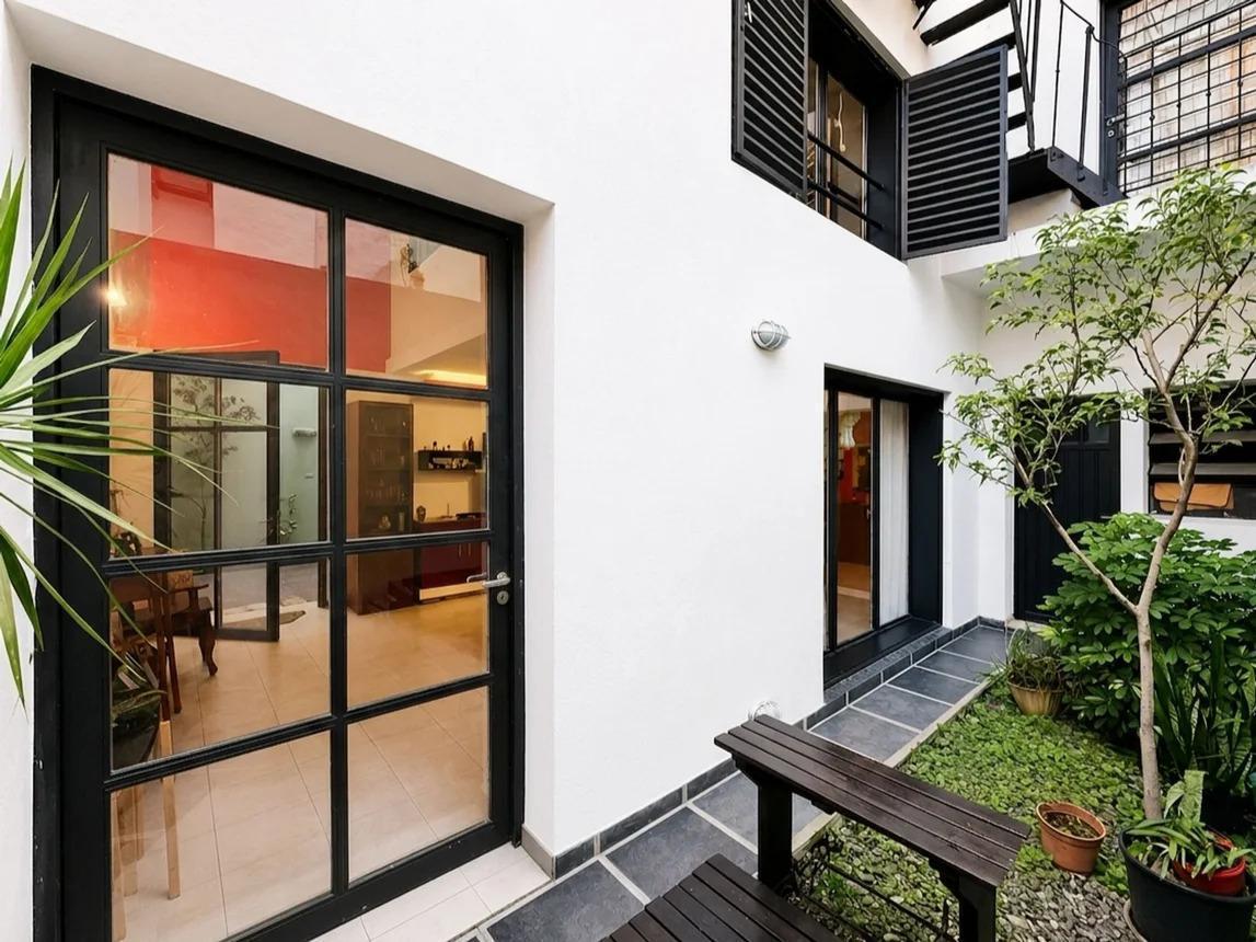 Foto de casa de pasillo 3 dormitorios, con dos patios y terraza. NO PH, imagen 2