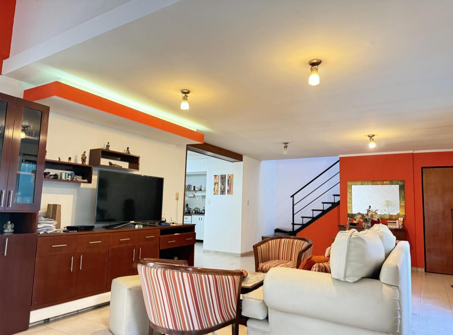 Foto de casa de pasillo 3 dormitorios, con dos patios y terraza. NO PH, imagen 3