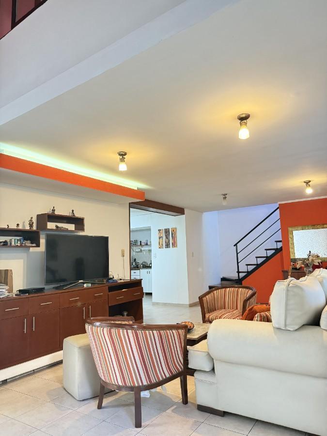 Foto de casa de pasillo 3 dormitorios, con dos patios y terraza. NO PH, imagen 5