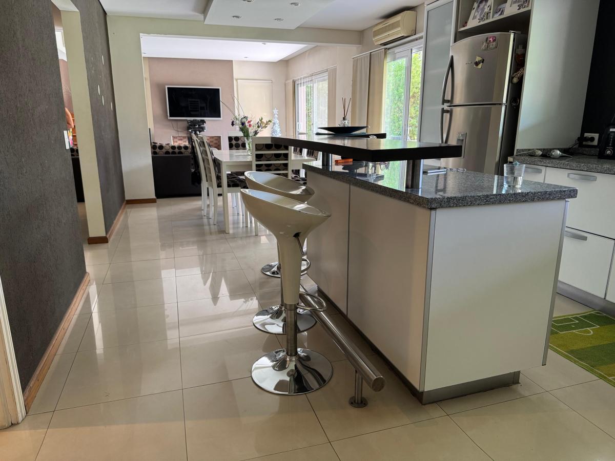 Excelente Casa 5 ambientes. Campos de Alvarez