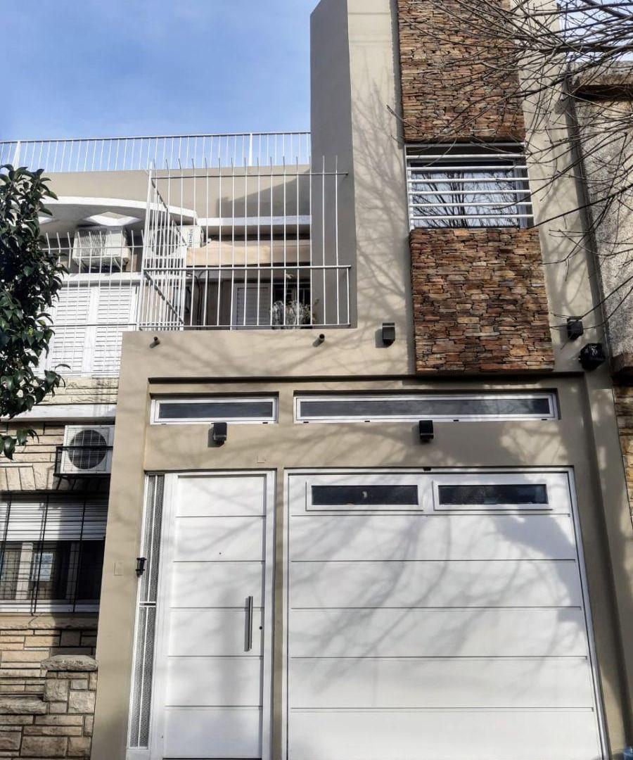Casa tipo Departamentos con garage. Oportunidad