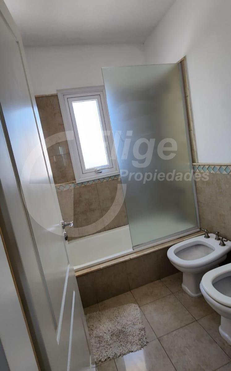 Lomas de La Carolina, 4 Dorm., 6 Baños, Galería, Amplio Jardín y Pileta! 1
