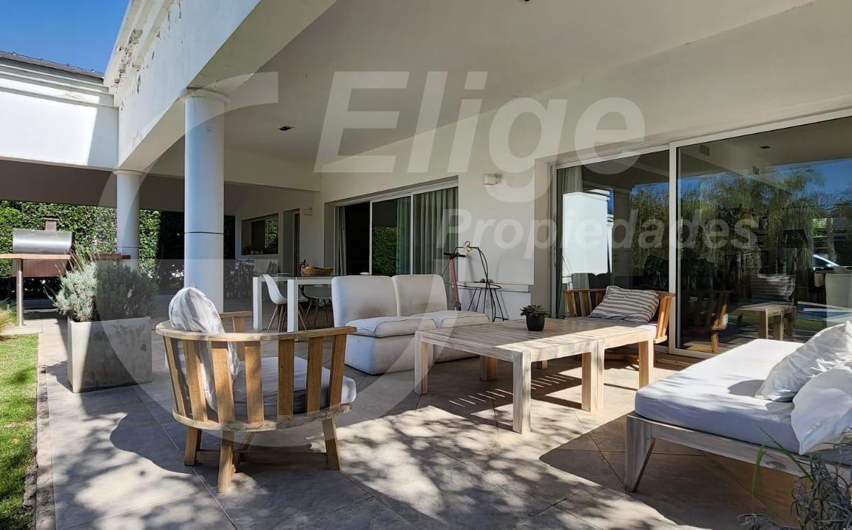 Lomas de La Carolina, 4 Dorm., 6 Baños, Galería, Amplio Jardín y Pileta! 2