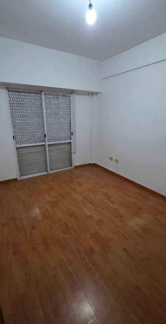 Departamento en alquiler de tres ambientes con cochera. 3