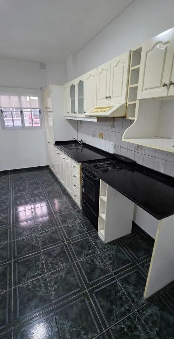 Departamento en alquiler de tres ambientes con cochera. 5