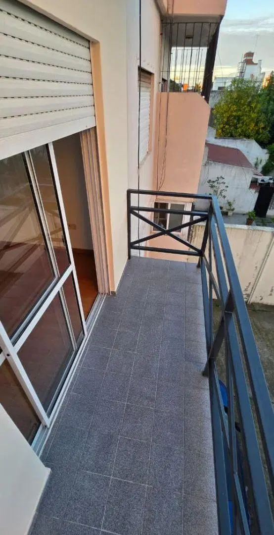 Departamento en alquiler de tres ambientes con cochera. 4