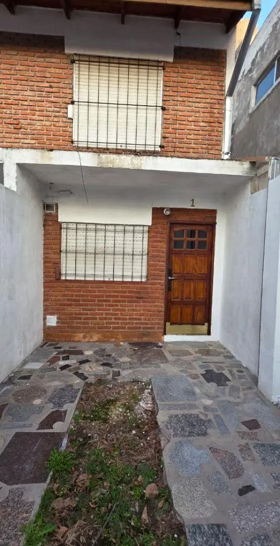 Dúplex de 50 m² con 2 dormitorios en alquiler en Wilde. 1