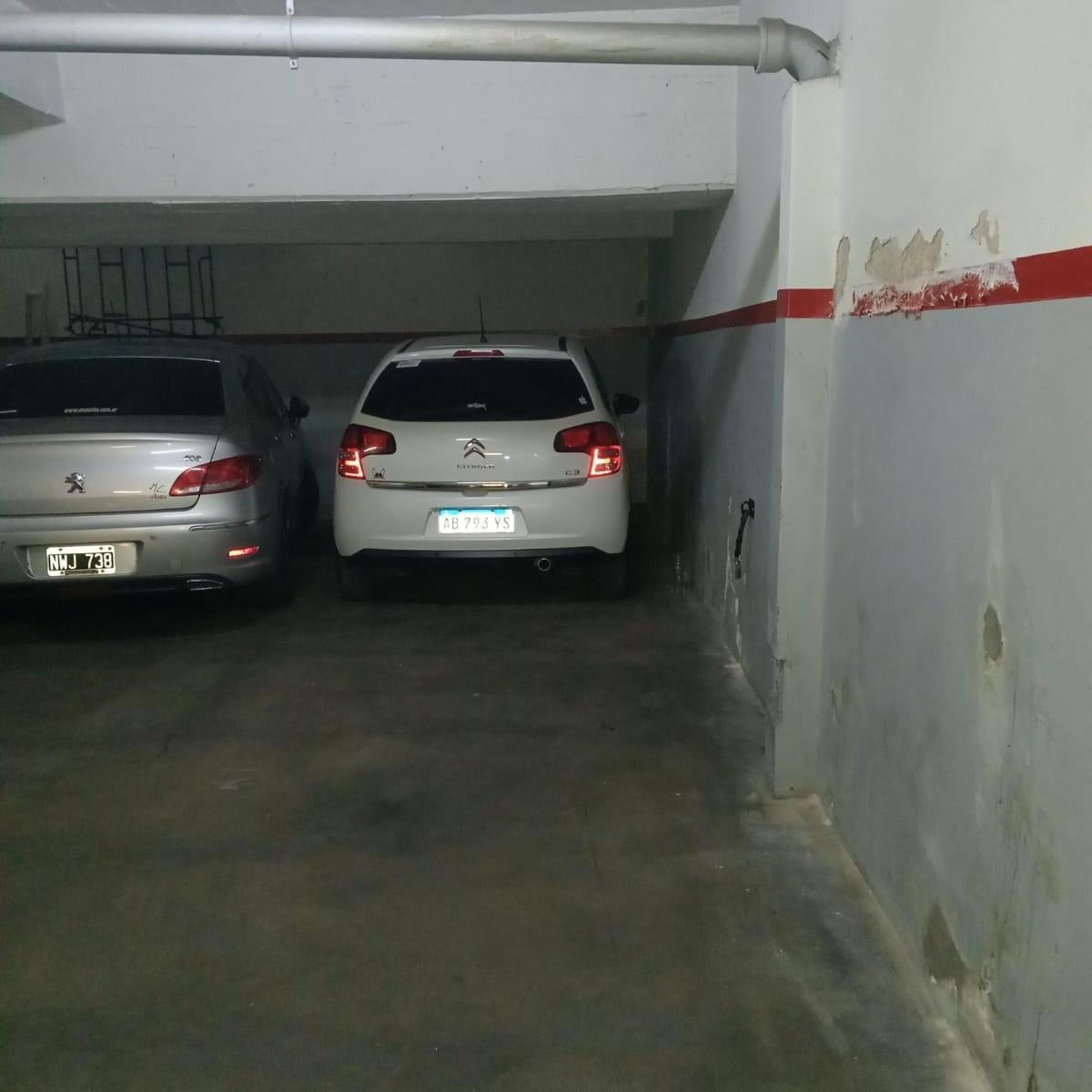 Dpto. 4 amb. c/balcón y cochera para 2 autos