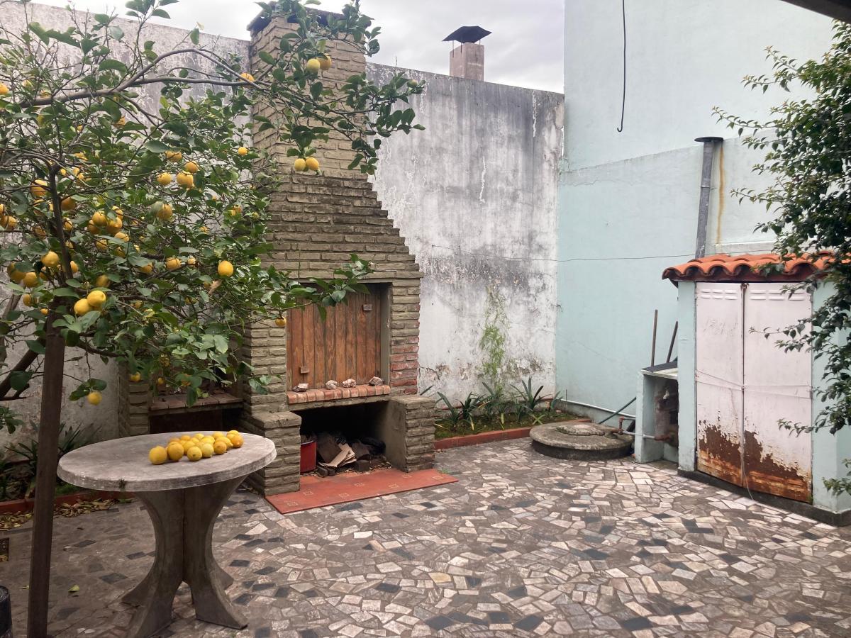 Casa de tres ambientes con jardin y cochera. Moron Norte.