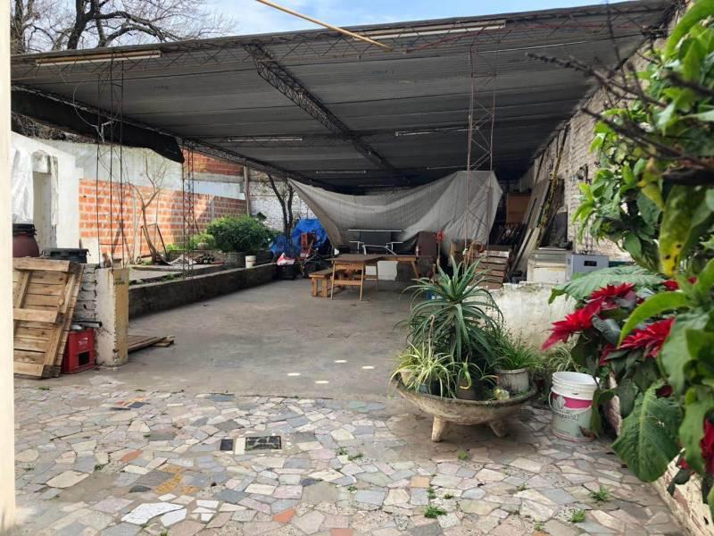 Amplia Propiedad a La Venta con Locales y Departamentos en Alquiler en Laferrere 1