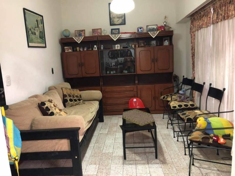 Amplia Propiedad a La Venta con Locales y Departamentos en Alquiler en Laferrere 4