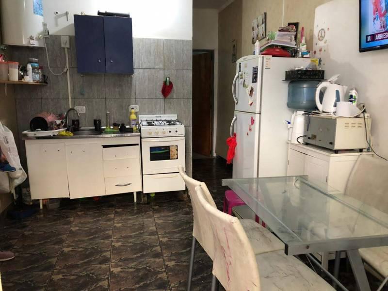 Amplia Propiedad a La Venta con Locales y Departamentos en Alquiler en Laferrere 5
