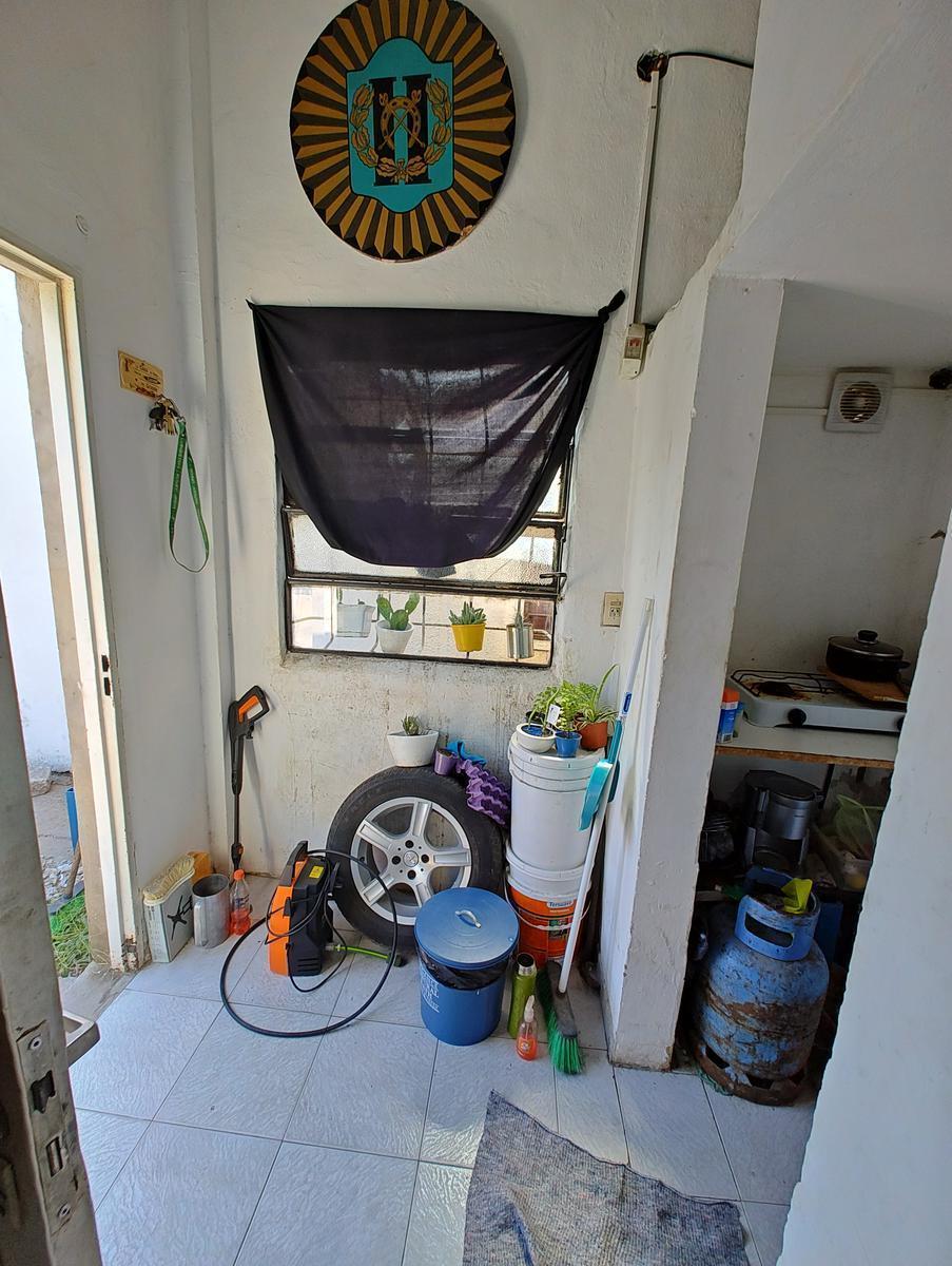 Casa con Local a La Venta en Isidro Casanova 1
