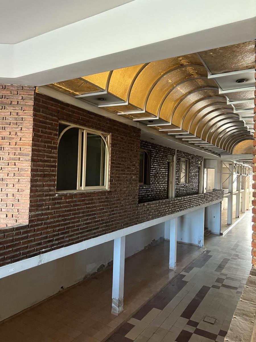 Foto de Local Comercial en venta - Centro Comecial de I. Casanova, salida a dos, imagen 2