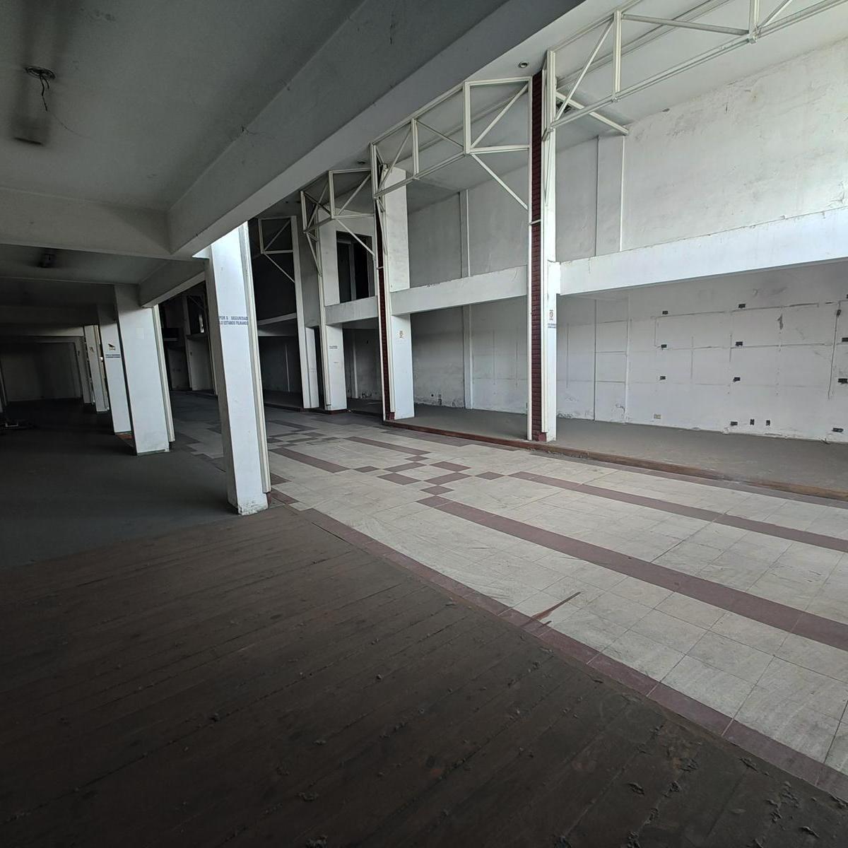 Foto de Local Comercial en venta - Centro Comecial de I. Casanova, salida a dos, imagen 1