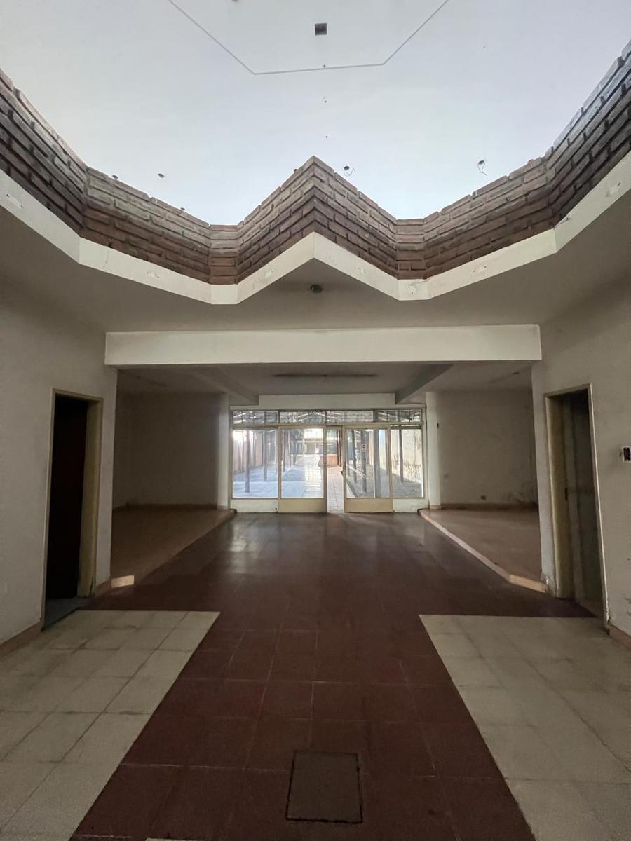 Foto de Local Comercial en venta - Centro Comecial de I. Casanova, salida a dos, imagen 2