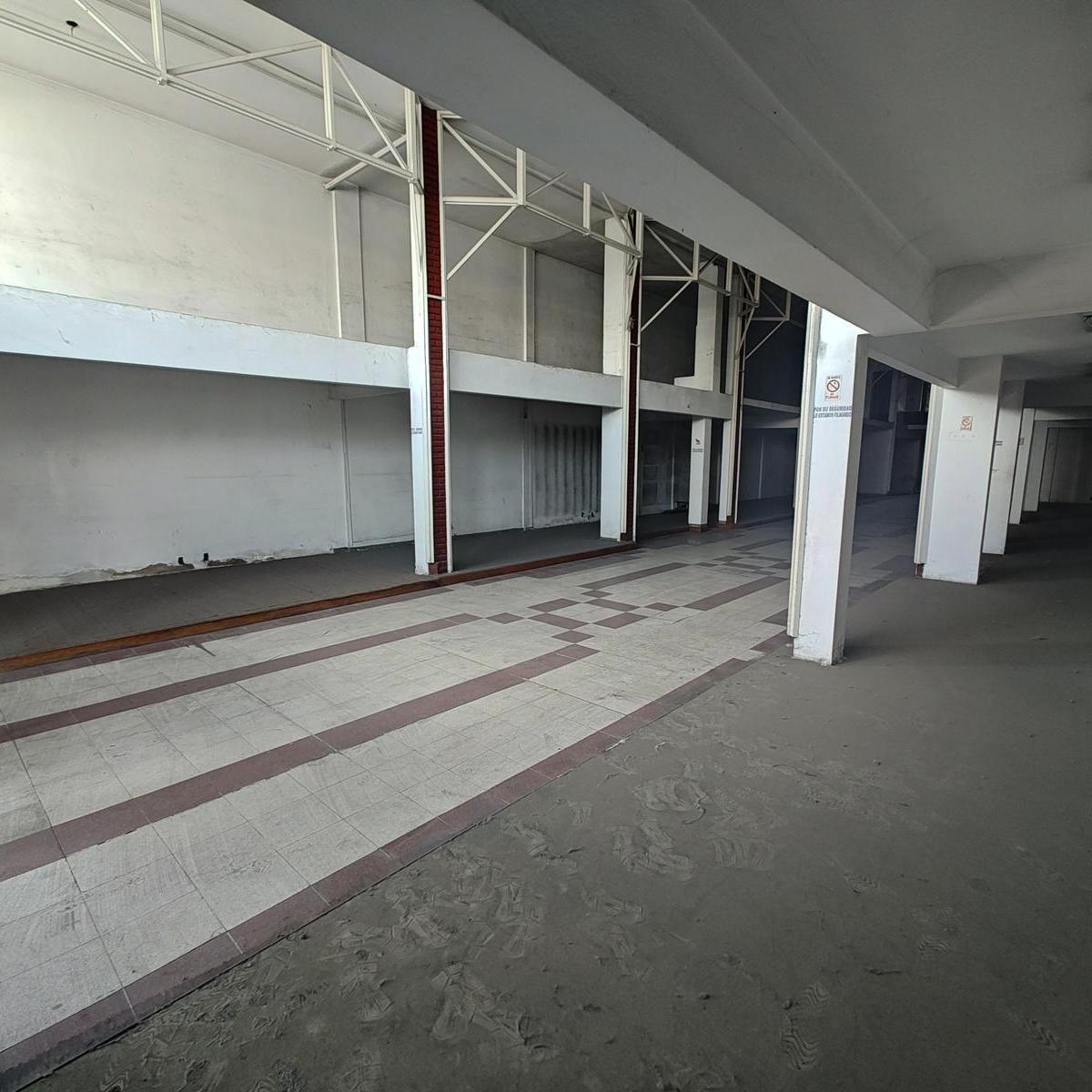 Foto de Local Comercial en venta - Centro Comecial de I. Casanova, salida a dos, imagen 4