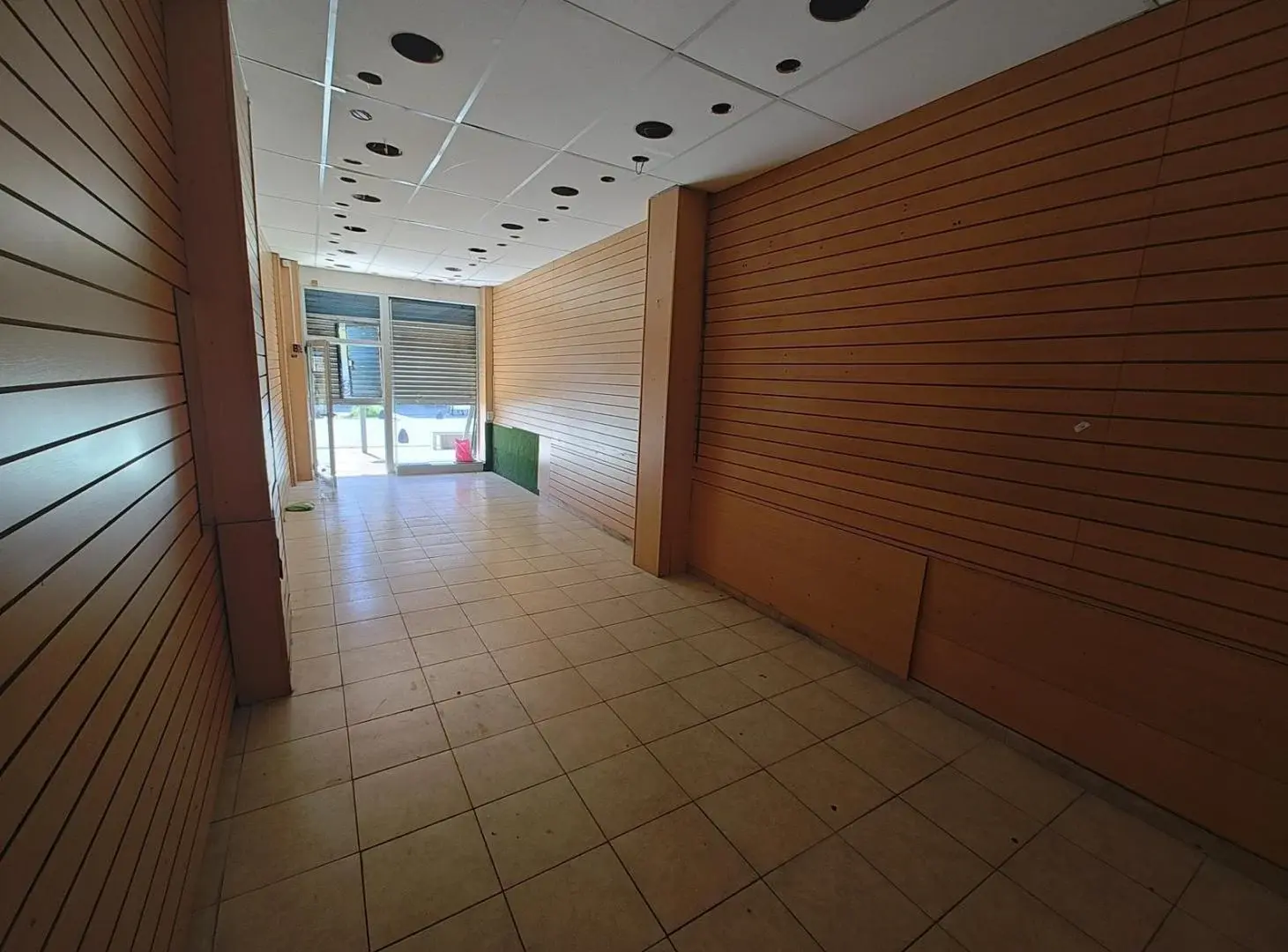 Excelente local comercial en pleno centro de Laferrere 5
