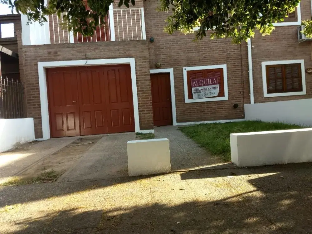 Moreno & Asociados ALQUILA duplex en barrio Nuevo Poeta Lugones.
Se encuentra ub 1