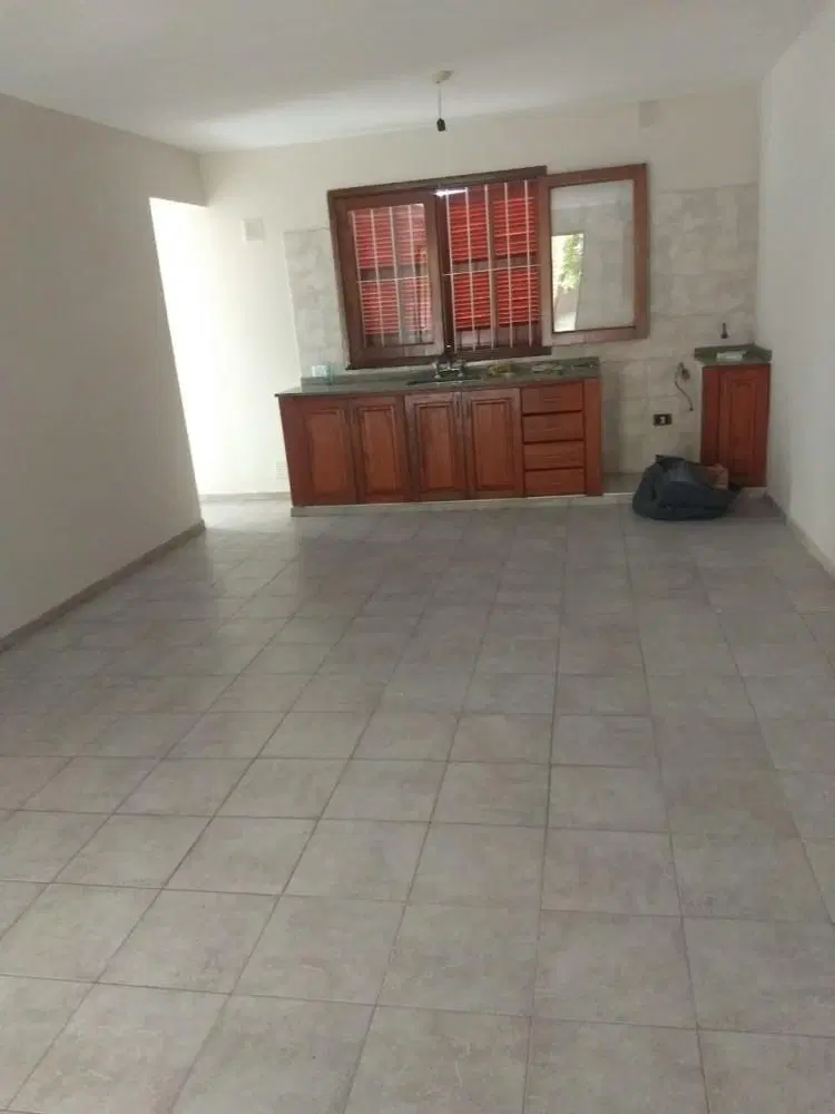 Moreno & Asociados ALQUILA duplex en barrio Nuevo Poeta Lugones.
Se encuentra u 5