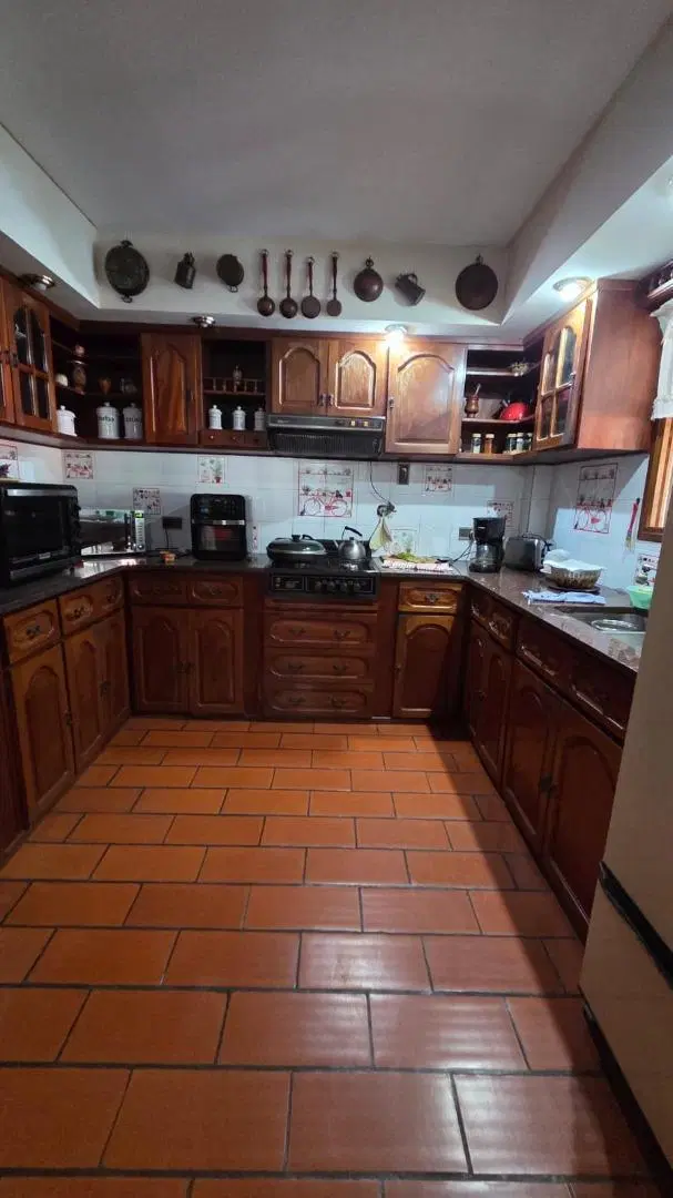 Venta casa 9 ambientes Temperley 4
