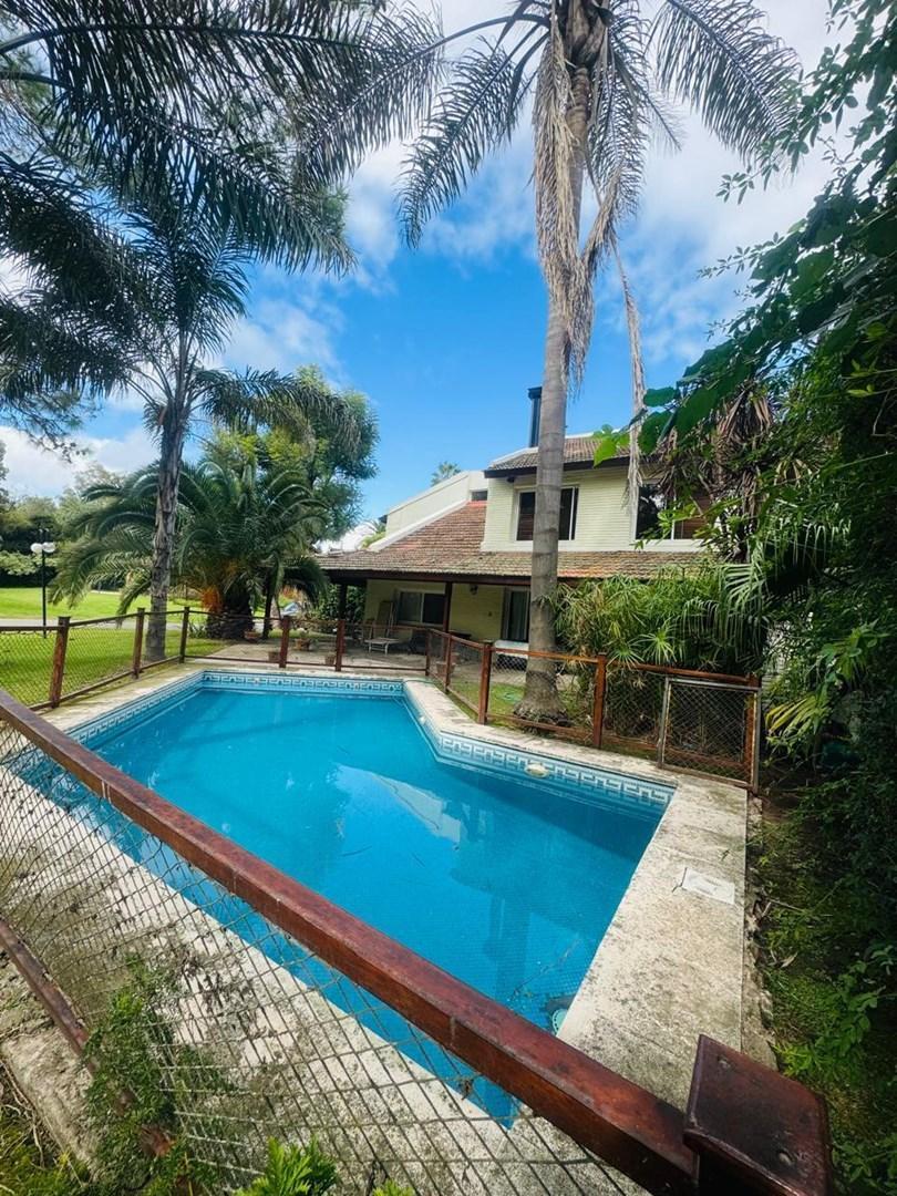 APTO CRÉDITO casa en venta 5 amb CON PILETA FRENTE AL GOLF EN COUNTRY LOS HORNEROS.