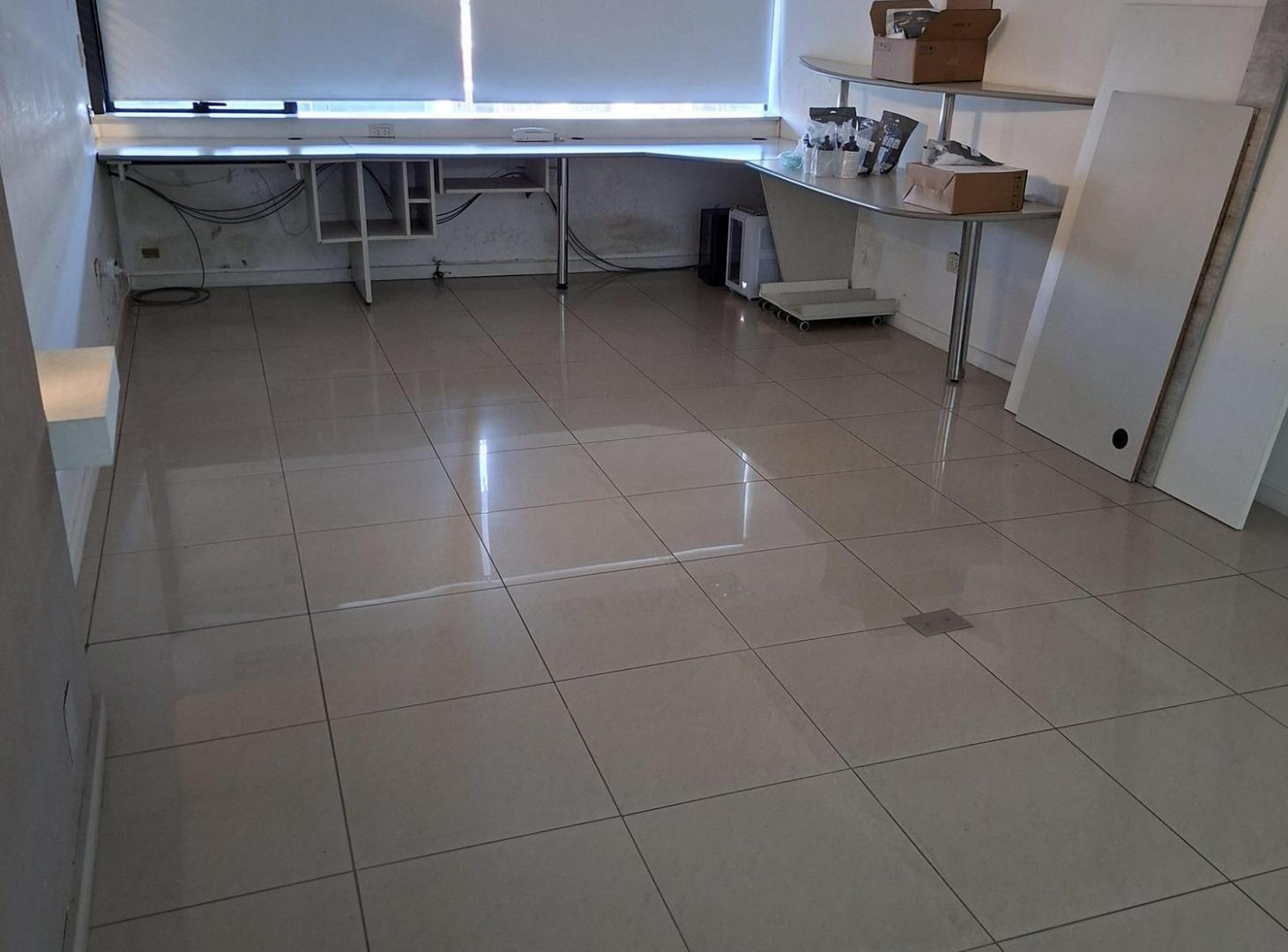 Foto de Excelente oficina de categoría , con mobiliario y aires acondicionados, imagen 1