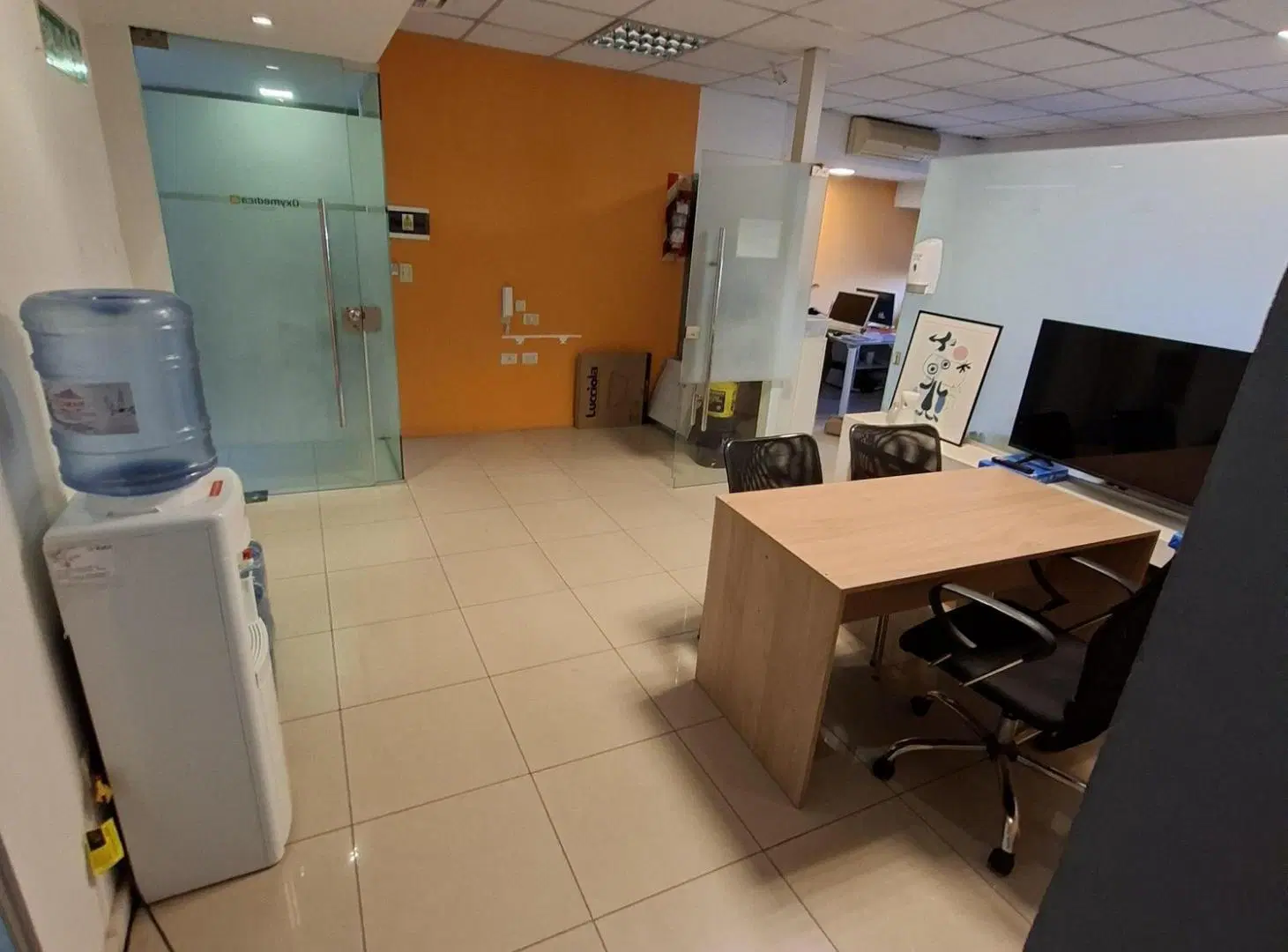 Excelente oficina de categoría , con mobiliario y aires acondicionados 3