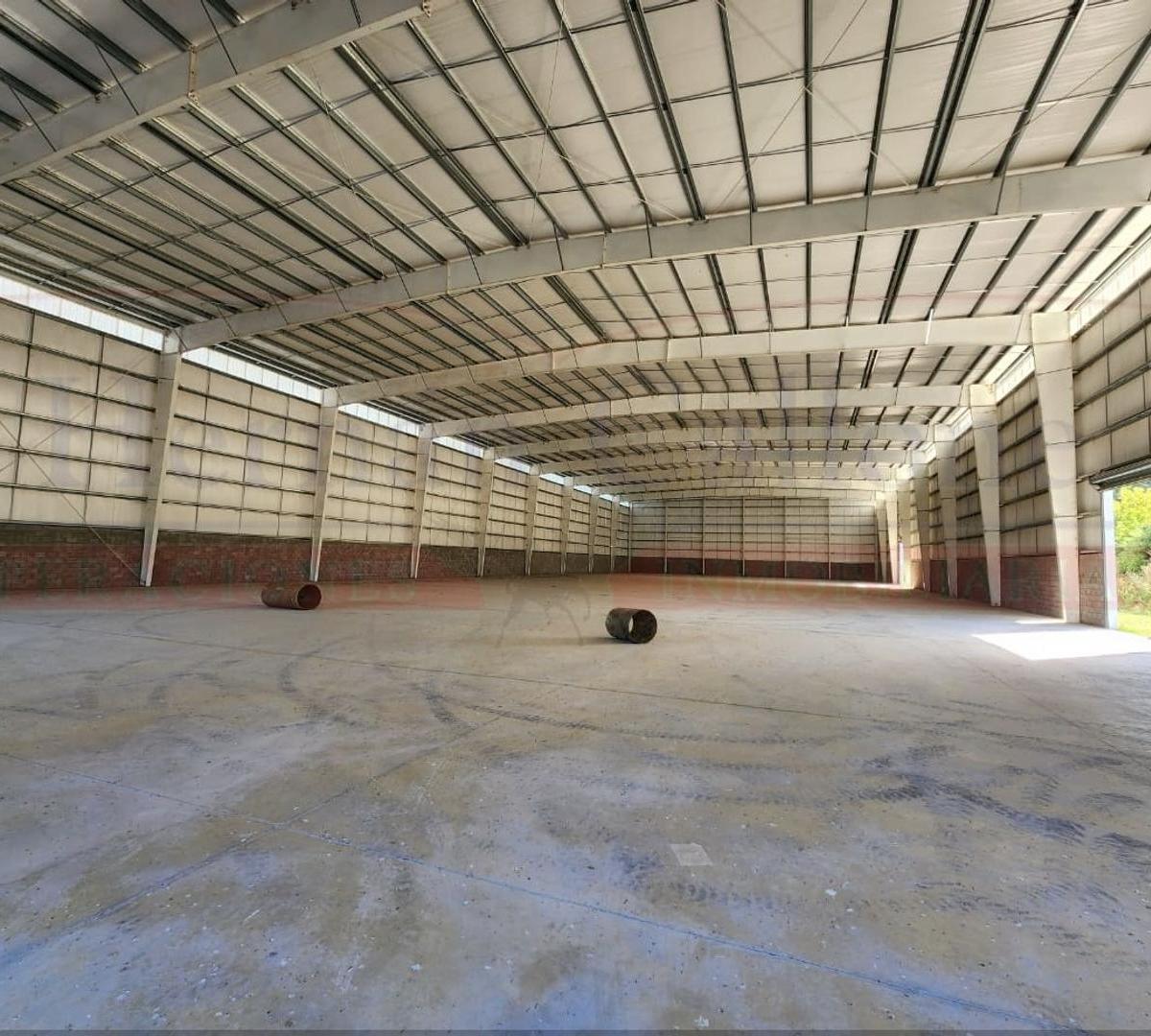 Excelente Nave de 3500 m² en El Parque Industrial de Merlo 4