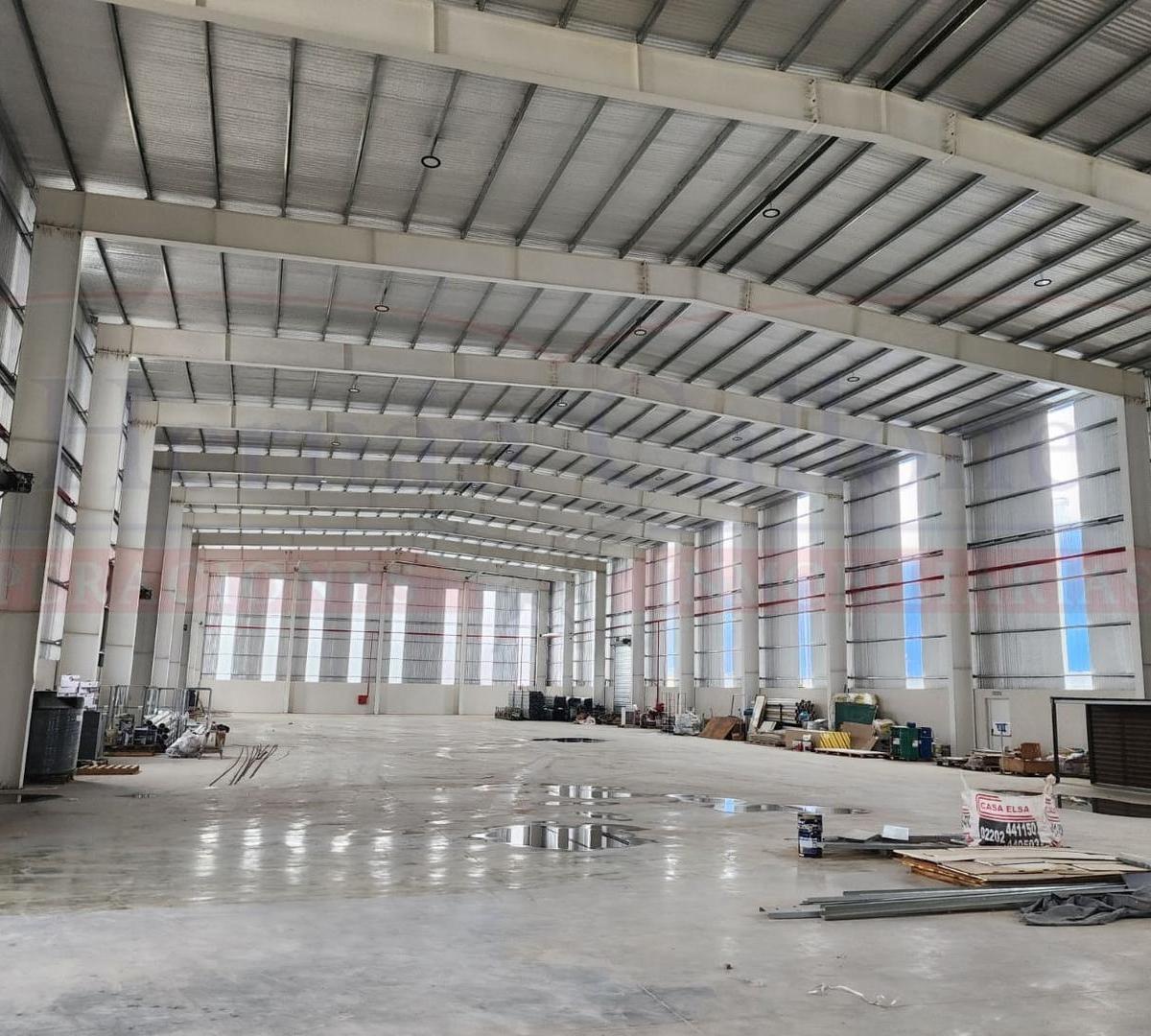 Excelente Nave de 2400 m² en El Parque Industrial de Ezeiza 4