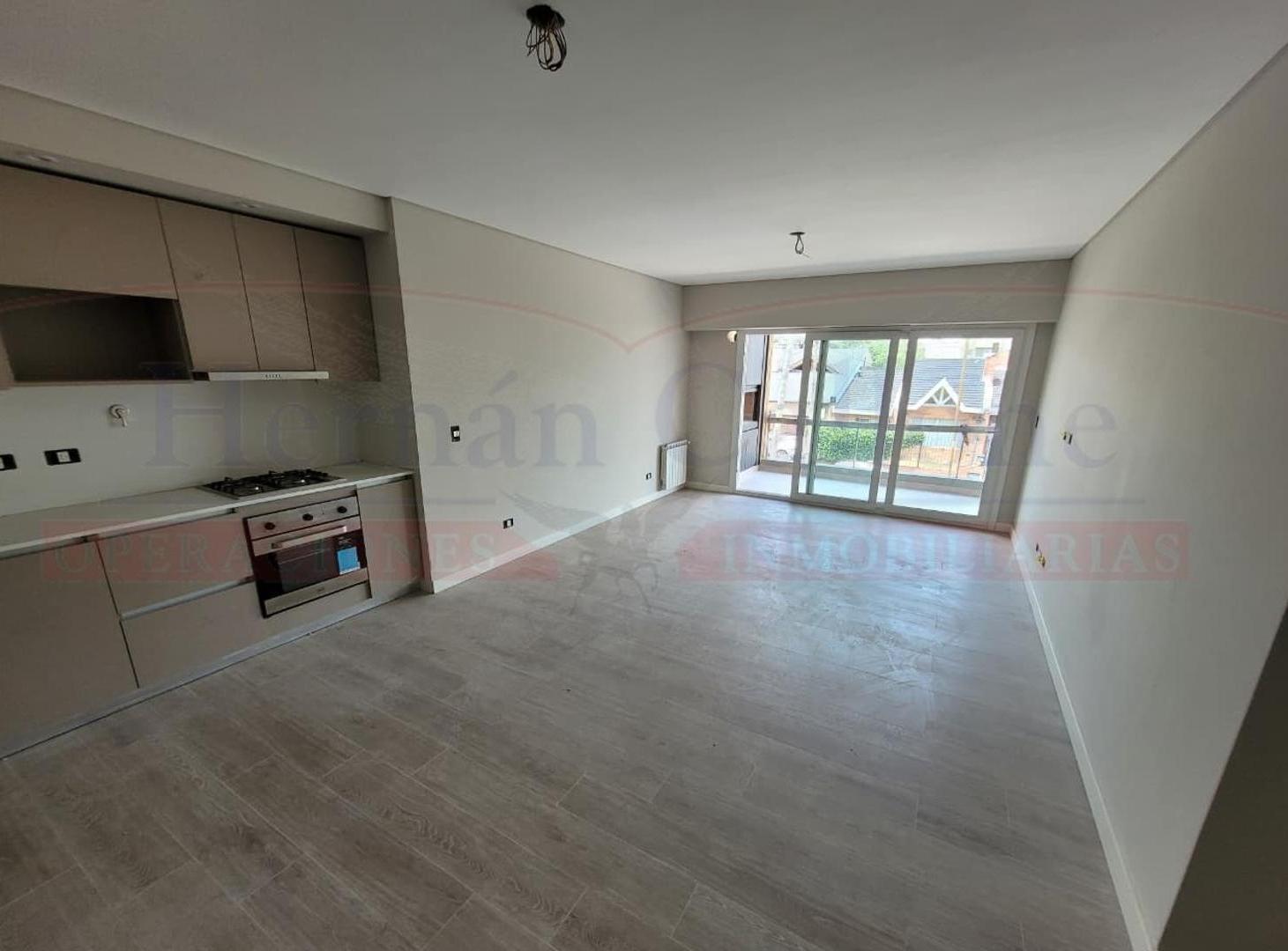 EXCELENTE DEPTO. 3 AMBIENTES CON COCHERAS, BALCÓN Y BAULERA