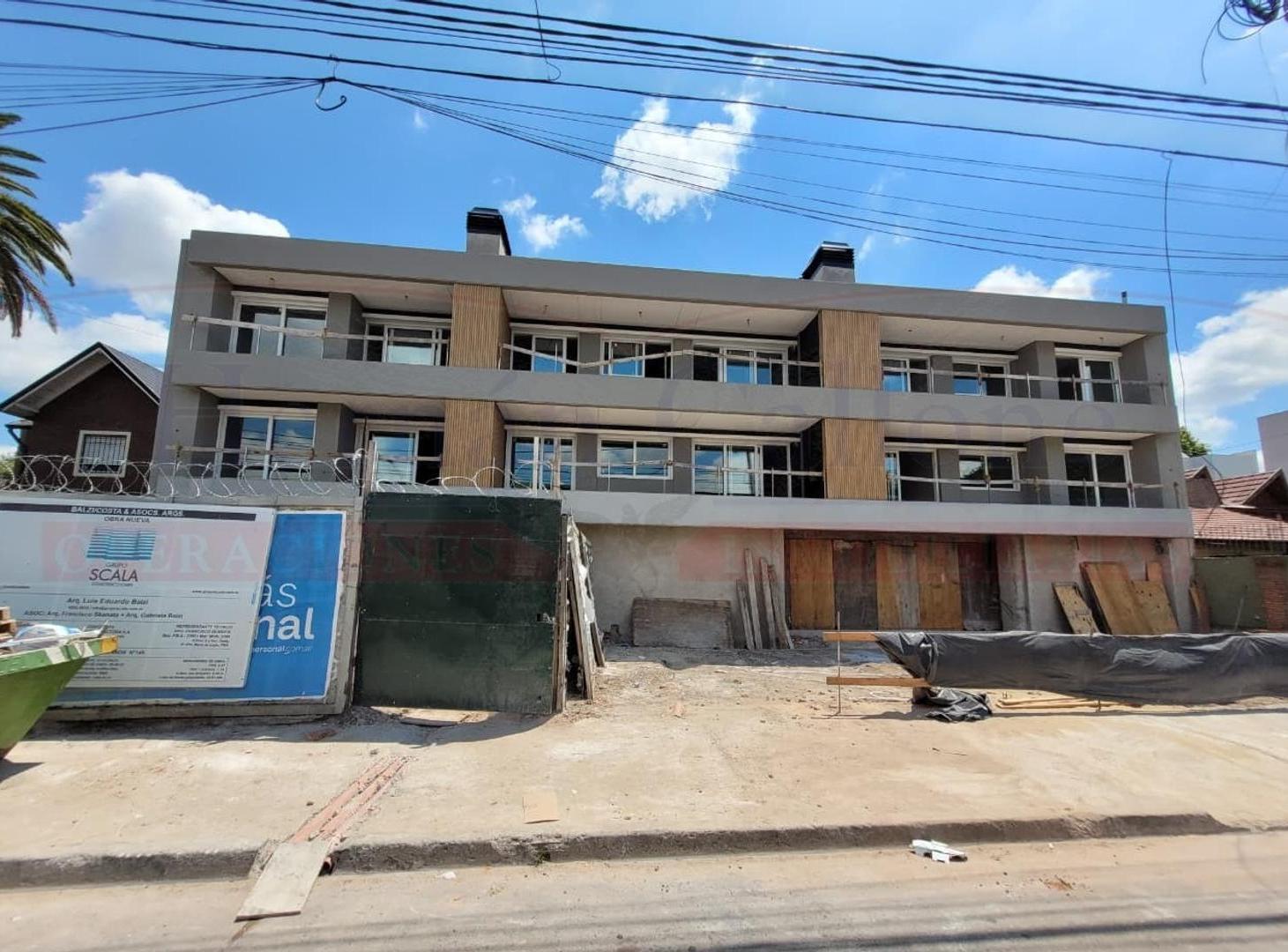 EXCELENTE DEPTO. 3 AMBIENTES CON COCHERAS, BALCÓN Y BAULERA