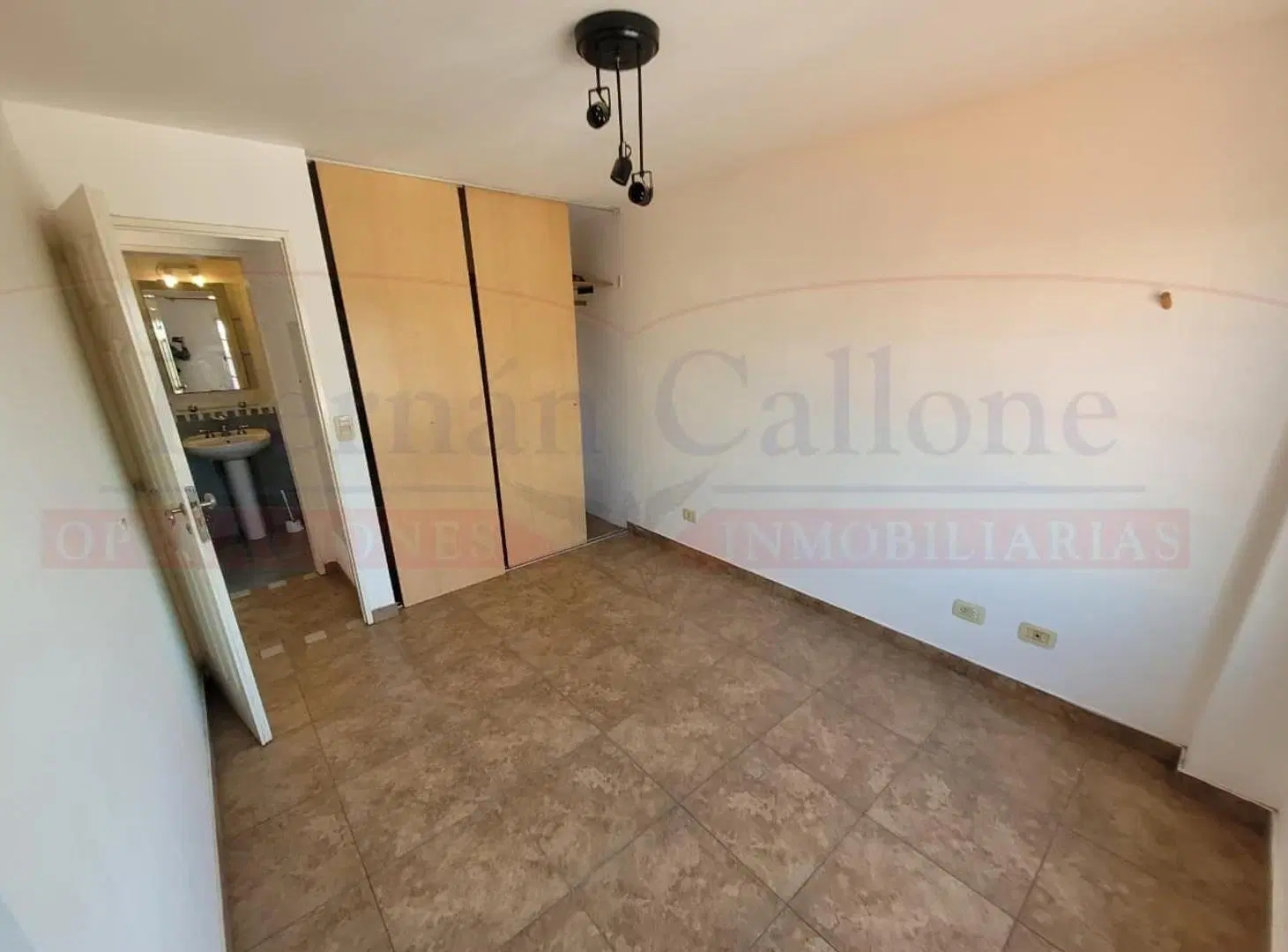DEPTO 2 AMB EN 3º PISO, CONTRAFRENTE EN RAMOS MEJÍA 4