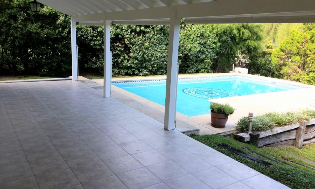 Excelente casa al agua en Barrancas del Lago