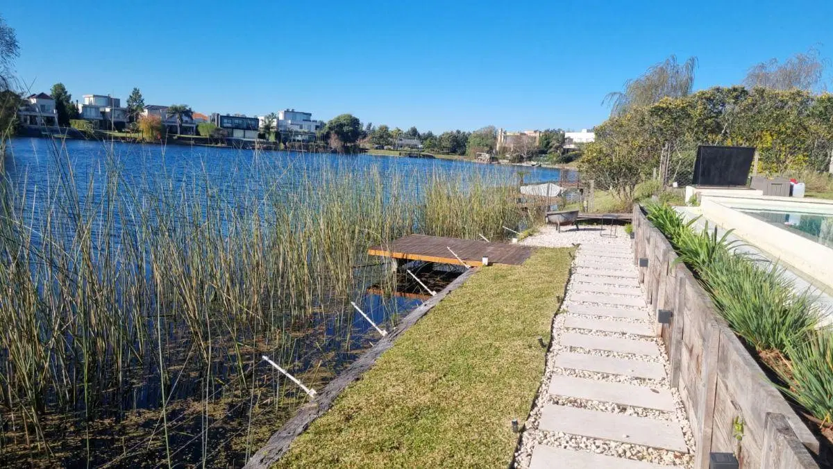 Casa al agua en alquiler en el barrio los Alisos 2