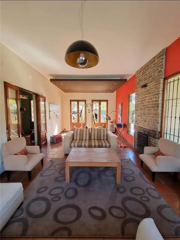 EXCELENTE PROPIEDAD ESTILO CAMPO EN BARRIO ROBLES DEL MONARCA 2