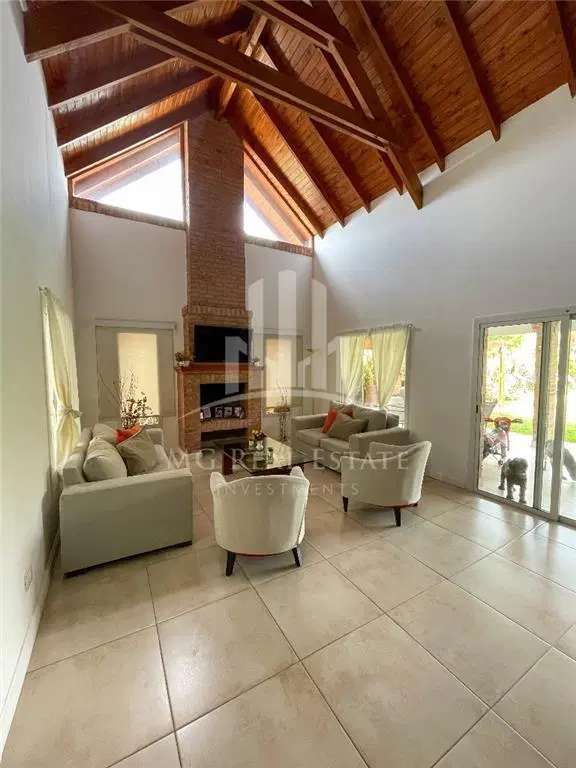 # CASA DE 5 AMBIENTES SOBRE LOTE CENTRAL EN BARRIO LOS SAUCES 5