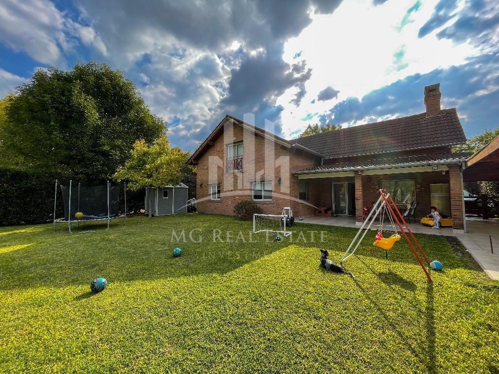# CASA DE 5 AMBIENTES SOBRE LOTE CENTRAL EN BARRIO LOS SAUCES